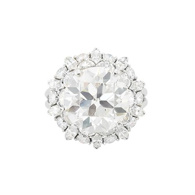 Lot 255 - Platinum and Diamond Ring