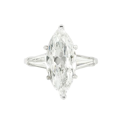 Lot 431 - Platinum and Diamond Ring