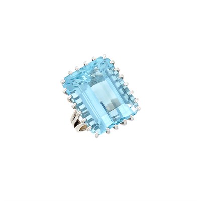 Lot 424 - White Gold and Aquamarine Ring
