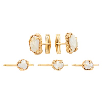 Lot 377 - Gold and Baroque Freshwater Pearl Dress Set
