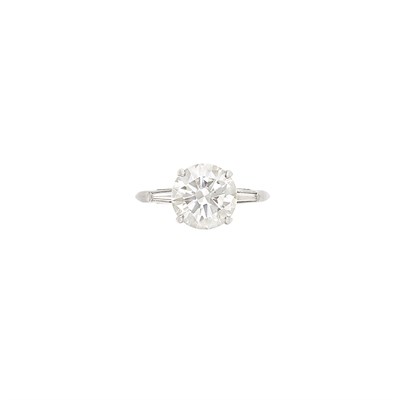 Lot 165 - Platinum and Diamond Ring