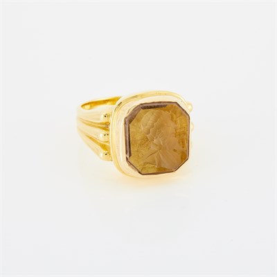 Lot 32 - Gentleman's Gold and Smoky Quartz Intaglio Ring