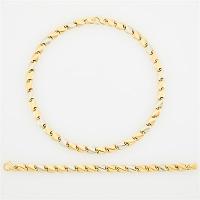 Lot 266 - Long Reversible Gold and Tricolor Gold Necklace/Bracelet Combination