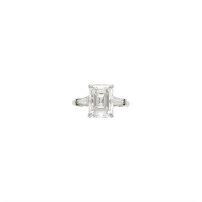 Lot 129 - Platinum and Diamond Ring