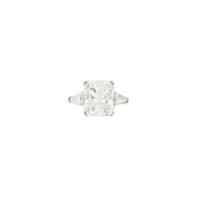 Lot 102 - Platinum and Diamond Ring