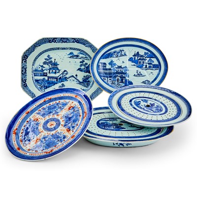 Lot 101 - Group of Five Chinese Export Blue and White Porcelain Articles