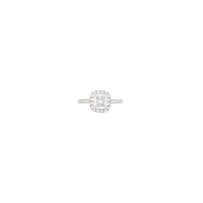 Lot 1082 - Harry Winston Platinum and Diamond Ring