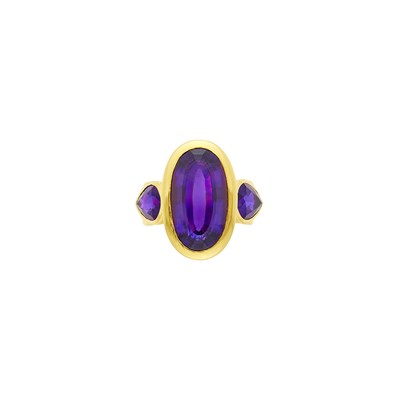 Lot 1014 - Gold and Amethyst Ring