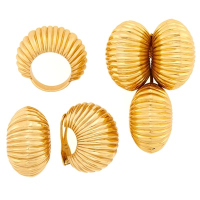 Lot 1286 - Cartier Gold Bombé Ribbed Clip, Ring and Pair of Earclips