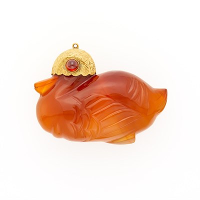 Lot 1209 - Carved Agate, Gold and Cabochon Citrine Duck Pin