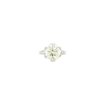 Lot 151 - Platinum and Diamond Ring