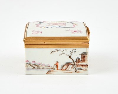 Lot 136 - Famille Rose Enameled Chinese Export Porcelain Snuff Box