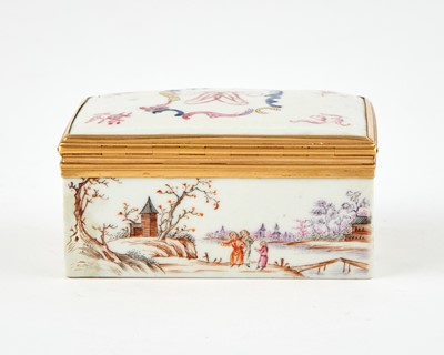 Lot 136 - Famille Rose Enameled Chinese Export Porcelain Snuff Box