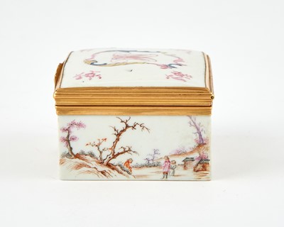 Lot 136 - Famille Rose Enameled Chinese Export Porcelain Snuff Box