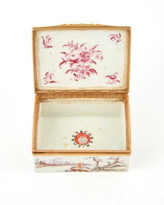 Lot 136 - Famille Rose Enameled Chinese Export Porcelain Snuff Box