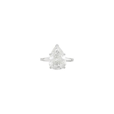 Lot 233 - Platinum and Diamond Ring