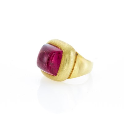 Lot 1055 - Maz Gold and Cabochon Pink Tourmaline Ring