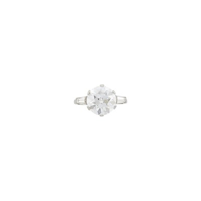Lot 219 - Platinum and Diamond Ring