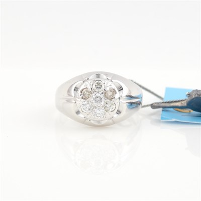 Lot 239 - Diamond Ring, 7 diamonds about 0.90 ct., 14K 5...