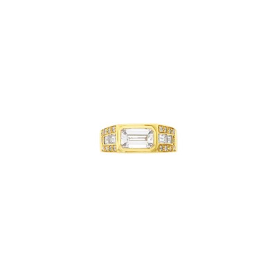 Lot 151 - Gold and Diamond Ring