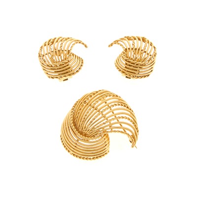 Lot 1140 - Gold Ribbon Brooch and Pair of Earclips