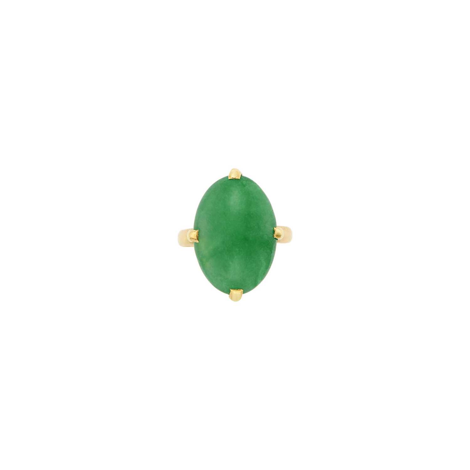 Lot 31 - Gold and Jade Ring
