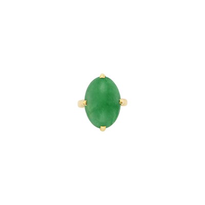 Lot 31 - Gold and Jade Ring