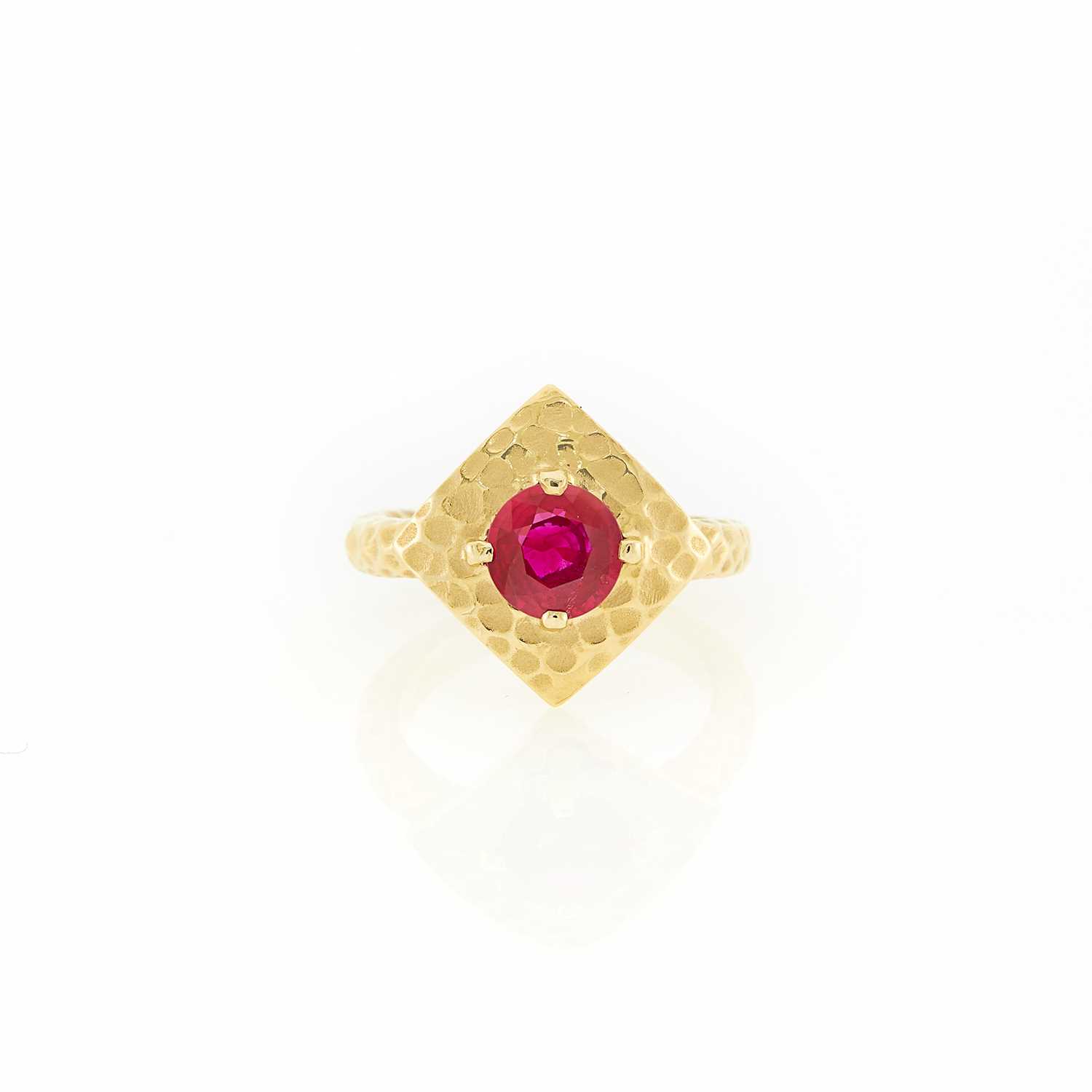 Lot 1105 - Hammered Gold and Ruby Ring