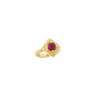 Lot 1105 - Hammered Gold and Ruby Ring