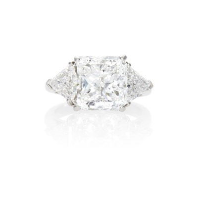 Lot 169 - Platinum and Diamond Ring