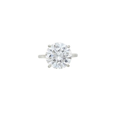 Lot 242 - Diamond Ring