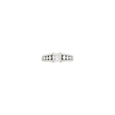 Lot 122 - Platinum and Diamond Ring