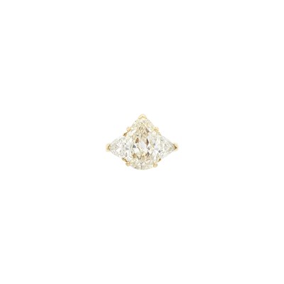 Lot 17 - Gold and Diamond Ring