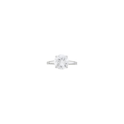 Lot 237 - Platinum and Diamond Ring