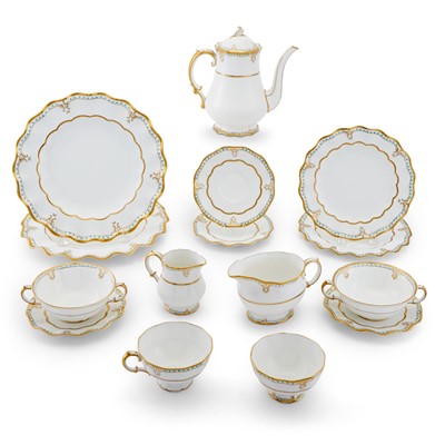 Lot 123 - Royal Crown Derby "Lombardy" Pattern Porcelain Dinner Service