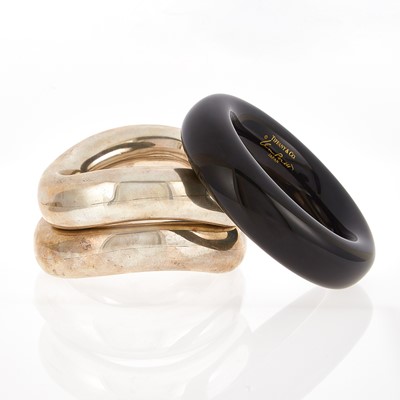 Lot 2057 - Angela Cummings Pair of Silver Bangle Bracelets and Tiffany & Co., Elsa Peretti Black Lacquer 'Doughnut' Bangle Bracelet