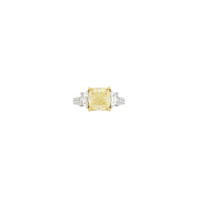 Lot 135 - Platinum, Gold and Diamond Ring