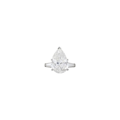 Lot 92 - Platinum and Diamond Ring