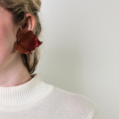 Lot 15 - JAR Paris Pair of Multicolored Aluminum 'Vine' Leaf and Rose Gold Earclips