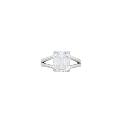 Lot 265 - Platinum and Diamond Ring