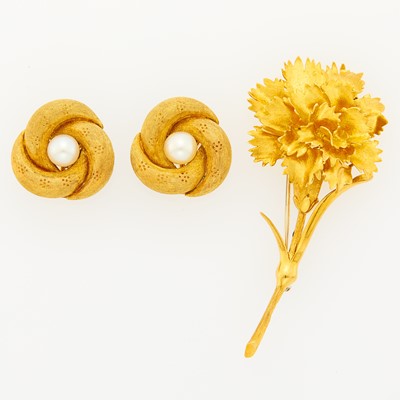 Lot 1118 - Gold Flower Brooch and Pair Gold and Cultured Pearl Earclips