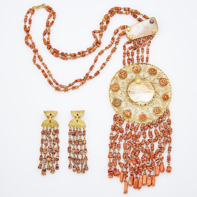 Lot 1193 - Multistrand Spiny Oyster Bead, Mother-of-Pearl and Gold Pendant-Necklace and Pair of Pendant-Earclips