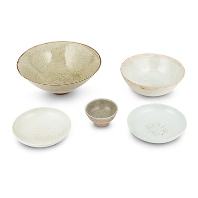 Lot 639 - A Group of Five Chinese Ceramics