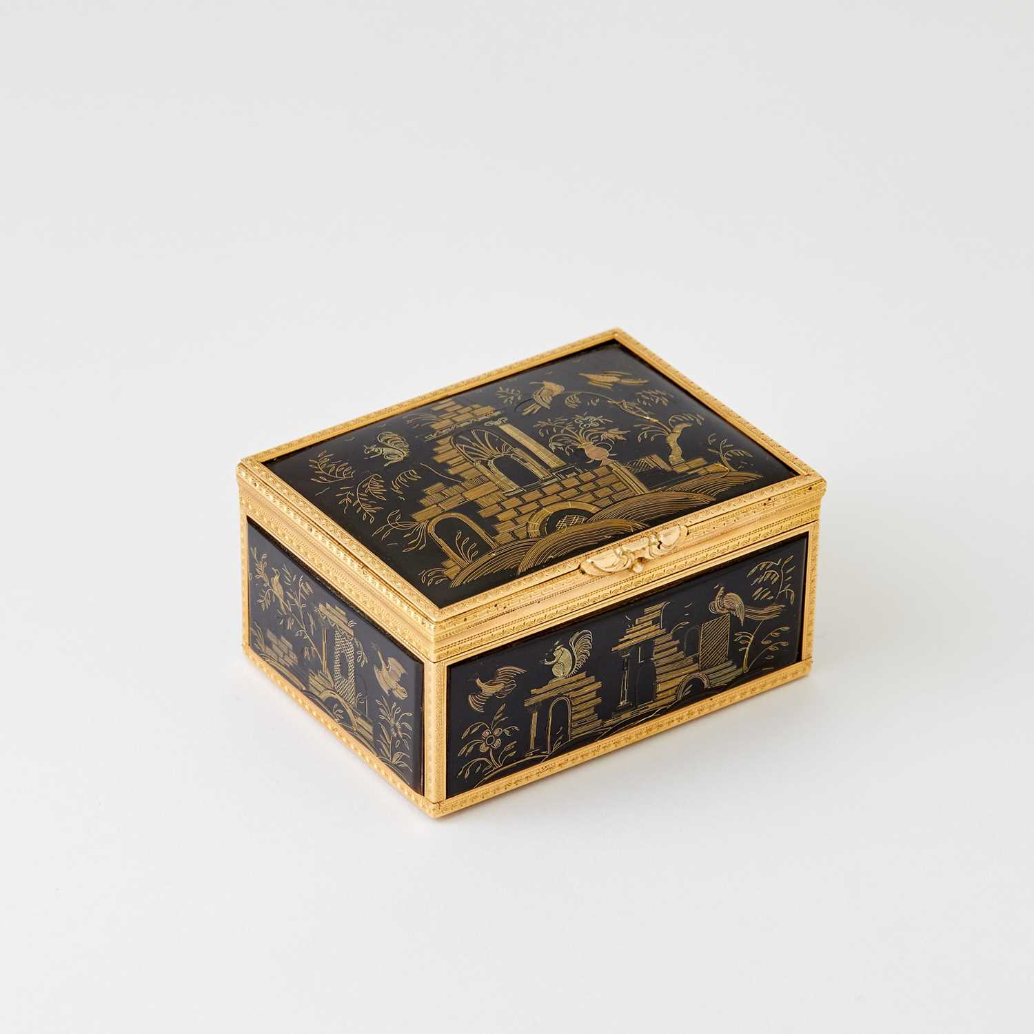 Lot 173 - Continental Gold and Lacquer Snuff Box