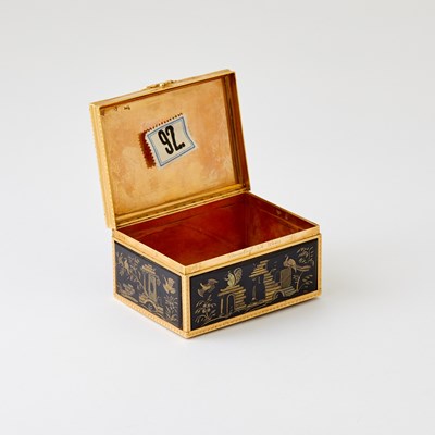 Lot 173 - Continental Gold and Lacquer Snuff Box
