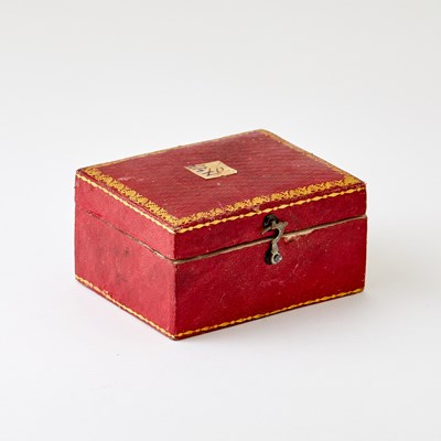 Lot 173 - Continental Gold and Lacquer Snuff Box