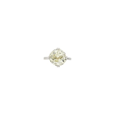 Lot 139 - Platinum and Diamond Ring