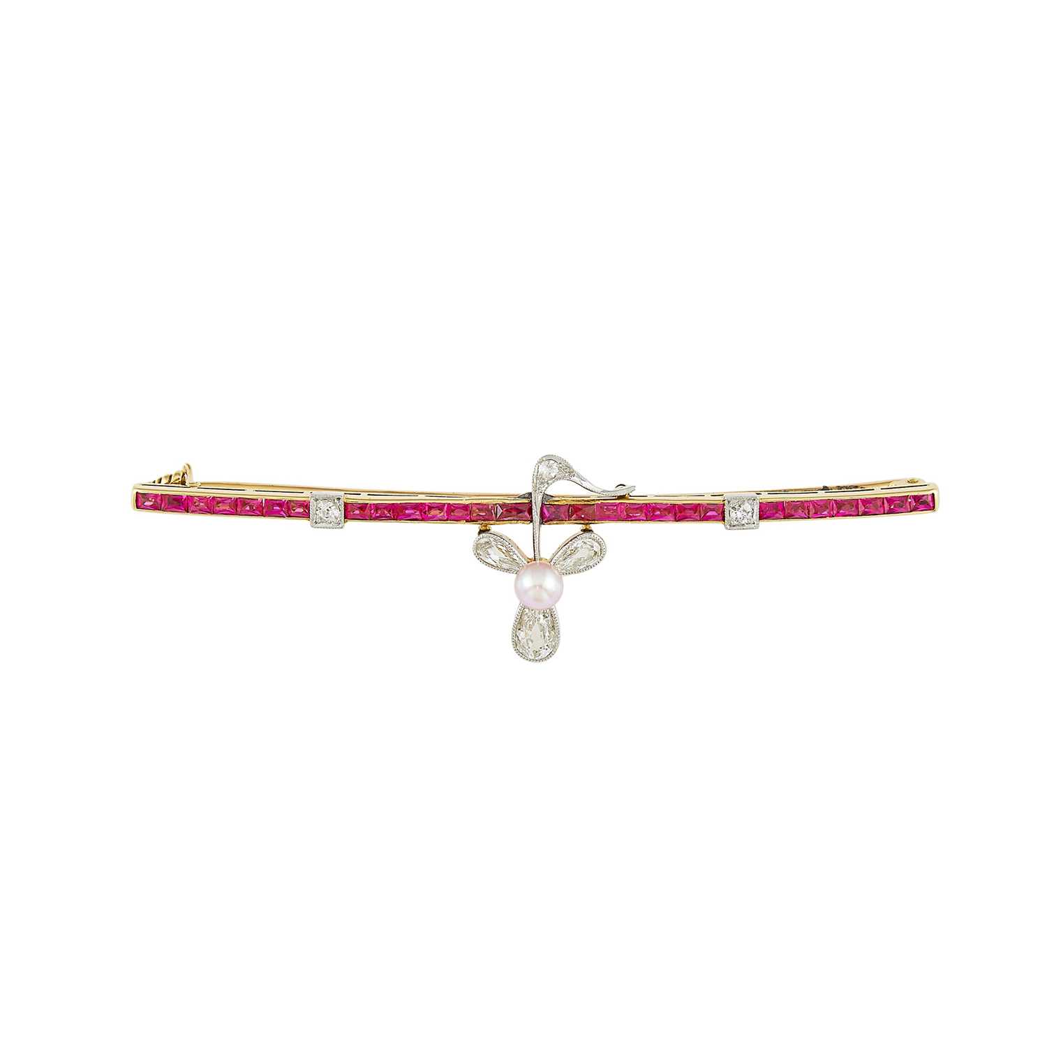 Lot 1016 - Gold, Platinum, Cultured Pearl, Synthetic Ruby and Diamond Clover Bar Brooch