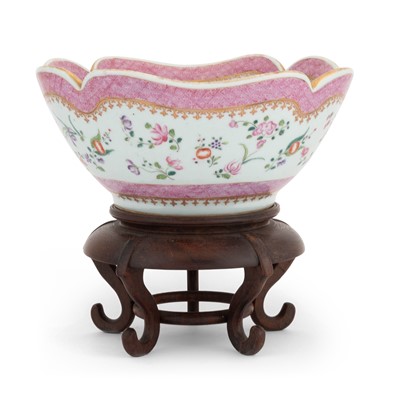 Lot 679 - A  Chinese Export Porcelain Bowl