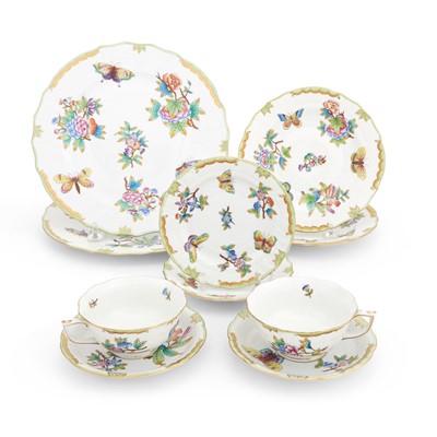 Lot 287 - Herend Porcelain "Queen Victoria" Pattern Dinnerware Service